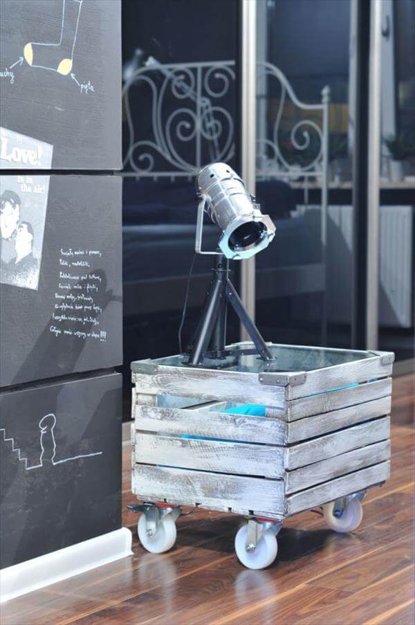 Подставка для светильника из паллет Reflector Lamp with Pallet Stand