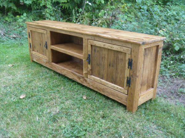 DIY Pallet TV Stand / Media Cabinet / Console Table | 101 ...